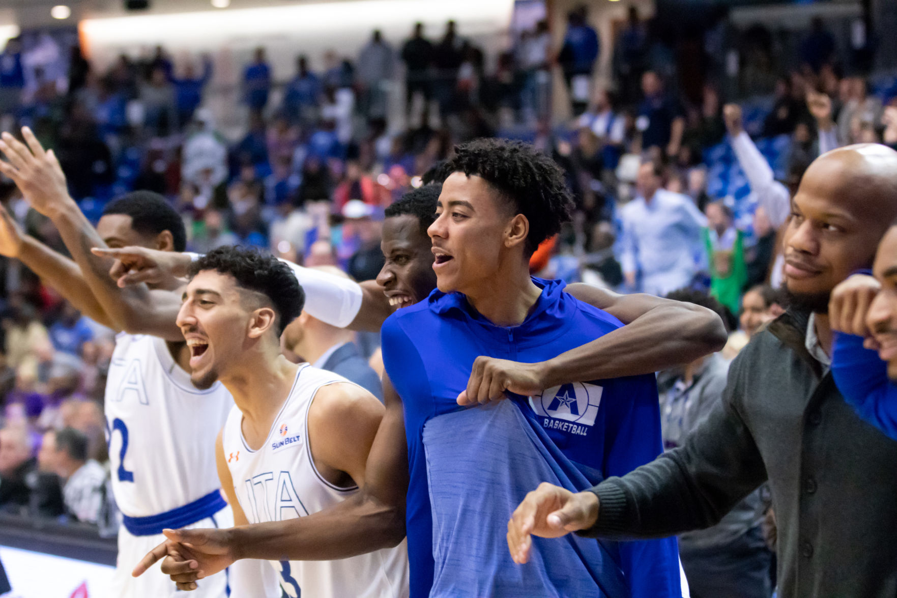 Thousands of fans cheer as Mavericks seize Homecoming victory
